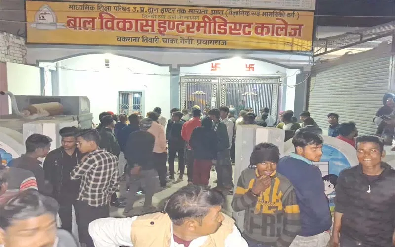 प्रयागराज: टीचर ने क्लासरूम में छात्राओं को पीटा तो कालेज जाकर अभिभावकों ने जमकर काटा बवाल