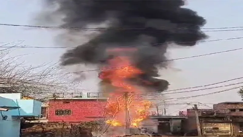 हरदोई: वाजिद खेल मोहल्ले के ट्रांसफार्मर में लगी भीषण आग, डर से दूर से ही वीडियो बनाते रहे लोग