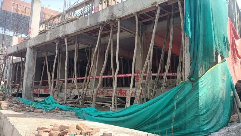 लखनऊ: अवैध निर्माण के खिलाफ एलडीए ने चलाया हंटर!, नक्शे के बिना बन रही कॉमर्शियल बिल्डिंग को किया सील