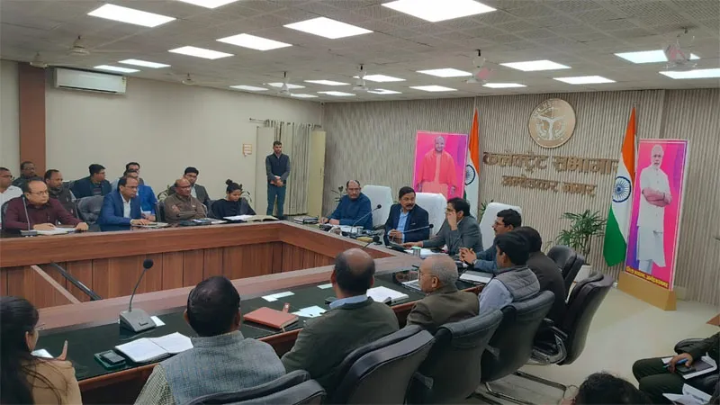 अंबेडकरनगर: 'किसी भी विभाग में नहीं होना चाहिए डिफाल्टर', जानिए किस बात पर अधिकारियों पर 'गर्म' हो गए डीएम?