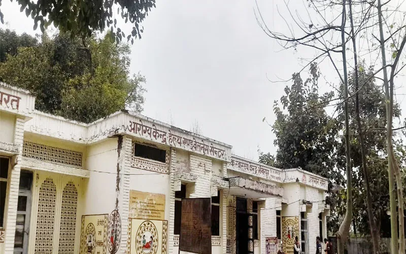 बाराबंकी: मरीजों के इलाज का दावा करने वाला आरोग्य मंदिर खुद है बीमार!, कहीं जड़ा है ताला तो कहीं उगी हैं झाड़ियां