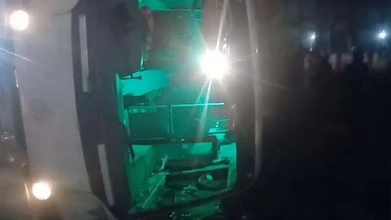 प्रयागराज: श्रद्धालुओं से भरी तेज रफ्तार अनियंत्रित बस डिवाइडर से टकराकर पलटी, 20 से अधिक लोग हुए गंभीर रूप से घायल