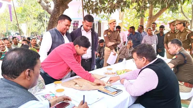 प्रतापगढ़: पैमाइश में गड़बड़ी पर डीएम ने लेखपाल को फटकारा, गठित की टीम