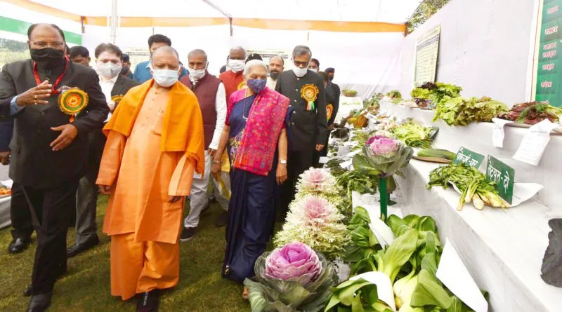 लखनऊ: सीएम योगी ने राजभवन में फल-शाकभाजी प्रदर्शनी का किया उद्घाटन, राज्यपाल आनंदी बेन पटेल रहीं मौजूद
