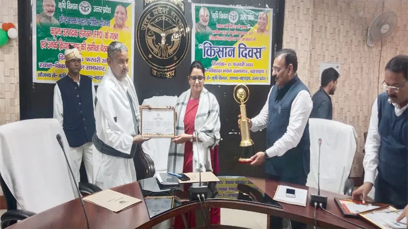 बहराइच: एप्पल बेर की अच्छी उपज के लिए डीएम ने प्रगतिशील किसान को किया सम्मानित, जानिए क्या बोलीं? 