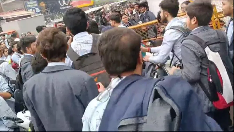 लखनऊ: शरारती छात्र ने स्कूल की शर्ट पर लिख दिया गर्लफ्रेंड का नाम, दो गुटों में जमकर हुई मारपीट, देखें VIRAL VIDEO 