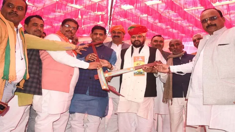 डोर टू डोर जाकर छूटे लाभार्थियों को दिलाएं योजनाओं का लाभ: बृजभूषण 