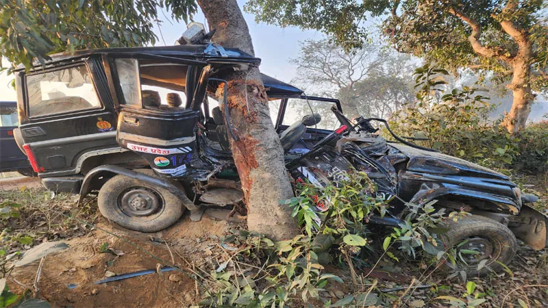 सीतापुर: अज्ञात वाहन से टकराकर बुरी तरह से क्षतिग्रस्त हुआ PRV वाहन, दो आरक्षी सहित तीन गंभीर