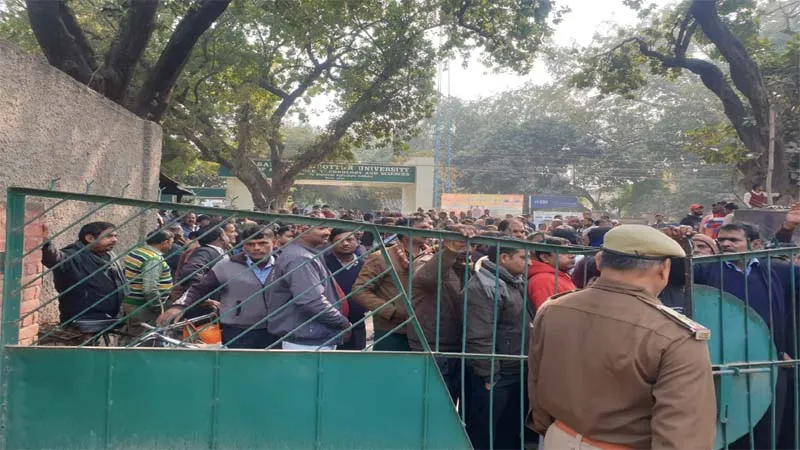 प्रयागराज: शुआट्स में बकाया वेतन को लेकर सुरक्षाकर्मी हुए उग्र, की तालाबंदी