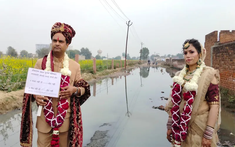 शादी की 17वीं सालगिरह पर बजबजाती नाली और गंदी सड़क पर प्रदर्शन करते दिखाई पड़े दूल्हा-दुल्हन, जानिये माजरा?  
