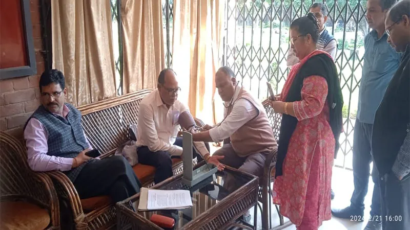 प्रयागराज: विभिन्न मांगों को लेकर शुआट्स में अनशन पर बैठे कर्मचारी, जानिए क्या है मामला?  