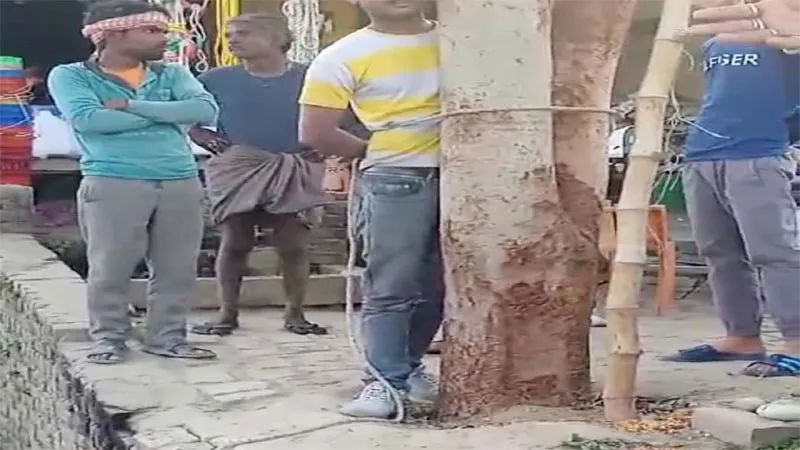 बहराइच: सड़क हादसे से नाराज लोगों ने चालक को खंभे से बांध पीटा, देना चाह रहे थे तालिबानी सजा!, देखें video