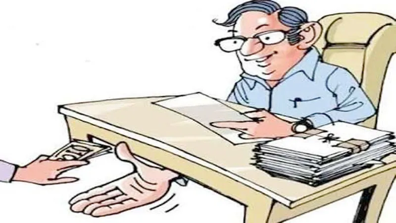 गोंडा: रिश्वत लेते लेखपाल का वीडियो हुआ वायरल, sdm ने की कार्रवाई, किया निलंबित, देखें cctv footage