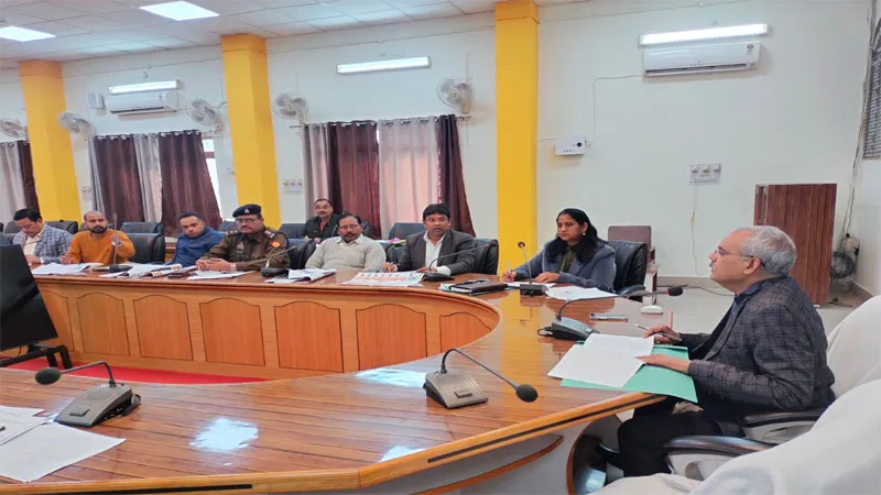 गोंडा: समीक्षा बैठक में गैरहाजिर रहने वाले मेडिकल कालेज प्रिंसिपल, CMS व श्रावस्ती CMO का आयुक्त ने रोका वेतन