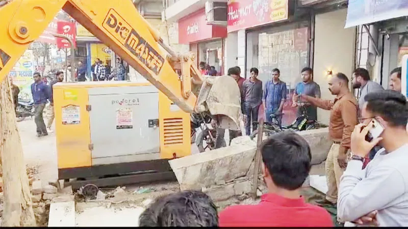 बहराइच: अवैध अतिक्रमण पर गरजा बुलडोजर!, 10 हजार का लगा जुर्माना 