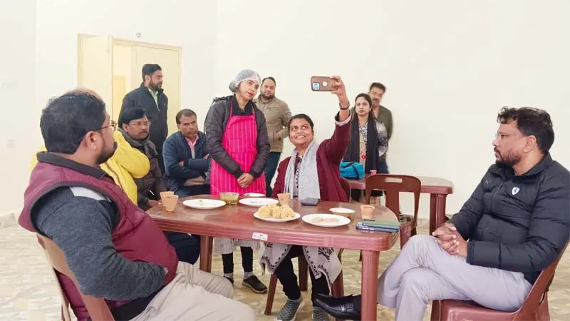 गोंडा: आरगा शक्ति कैफे में सीडीओ ने की चाय पार्टी, समूह की महिलाओं का बढ़ाया हौसला, खुद चुकाया बिल और ली सेल्फी