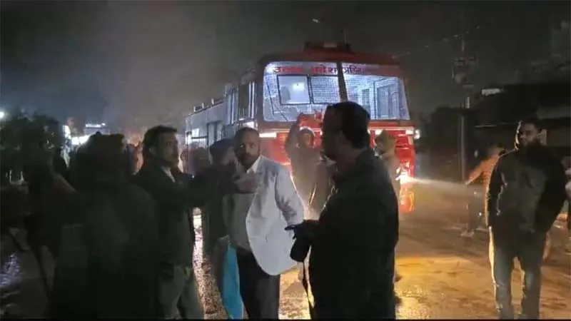 बहराइच: अज्ञात कारणों में जूते की दुकान में लगी आग, लाखों का हुआ नुकसान, देखें VIDEO