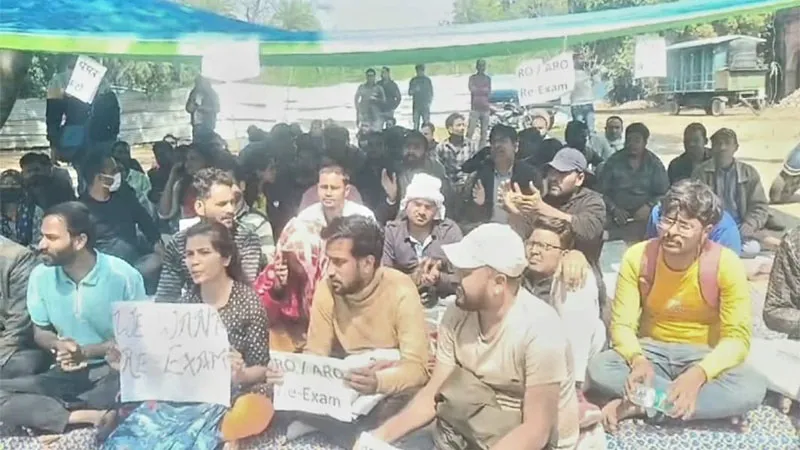 प्रयागराज: 'वी वांट रीएक्जाम'... आरओ-एआरओ परीक्षा को फिर से करवाने को धरना स्थल पर जुटे छात्र, किया प्रदर्शन