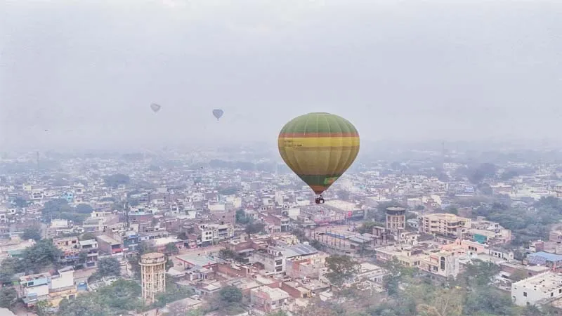 जालौन: जिले में पहली बार हॉट एयर बैलून से अधिकारियों व जनप्रतिनिधियों ने देखा शहर