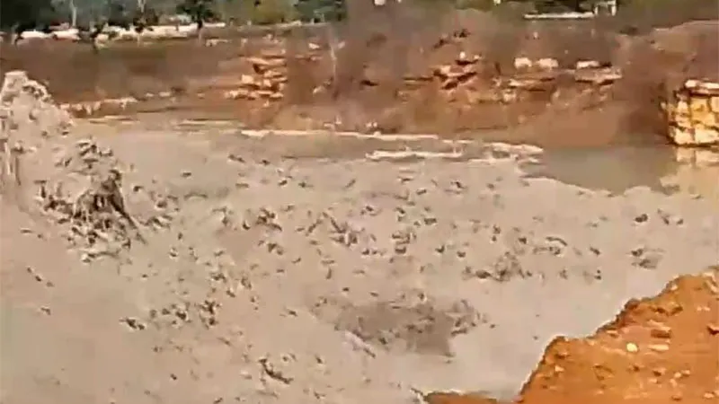 प्रयागराज: पावर प्लांट से निकले जहरीले राखड़ को गांव की बस्तियों में फेंका, लोग हो रहे बीमार, हड़कंप 