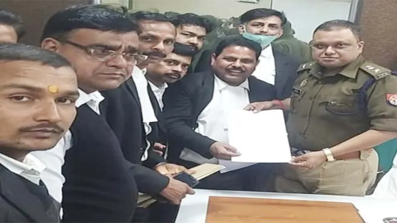 सुलतानपुर: अधिवक्ता से अभद्रता पर बार एसोसिएशन सख्त, एसपी से मिलकर की कार्रवाई की मांग 