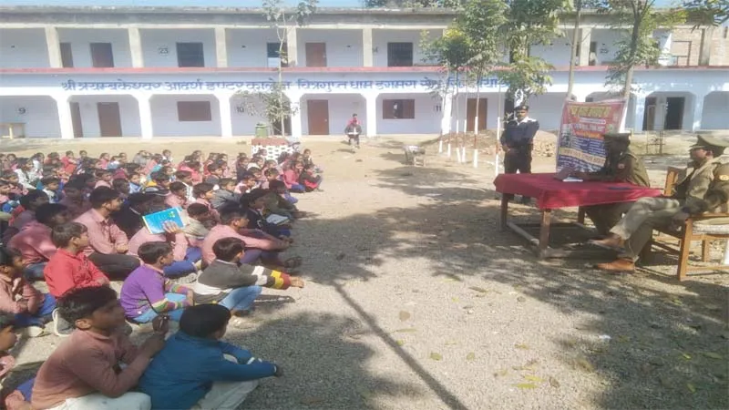 श्रावस्ती: सड़क सुरक्षा जागरूकता अभियान के तहत पुलिस ने छात्र-छात्राओं को किया जागरूक, बताया- कैसे बचें हादसों से 