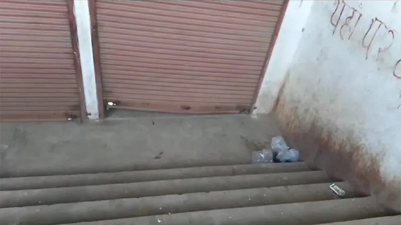 बहराइच: बीयर की दुकान में शटर तोड़कर हुई चोरी, सीसीटीवी कैमरे में कैद हुई पूरी घटना, देखें VIDEO...
