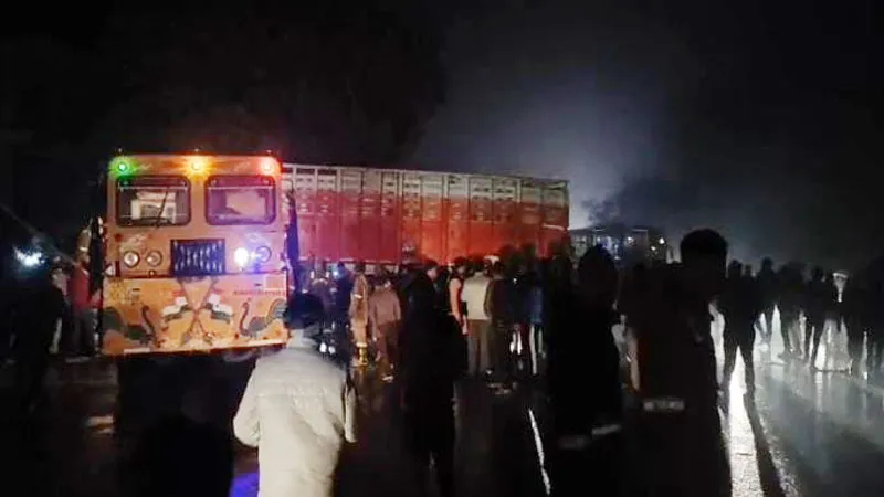 प्रतापगढ़: अनियंत्रित ट्रक की टक्कर से युवक की दर्दनाक मौत, सिपाही समेत दो मरणासन्न