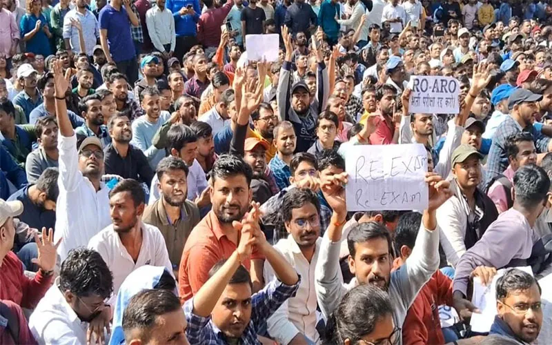 'अभ्यर्थियों से पेपर लीक का साक्ष्य मांगना आयोग की तानाशाही' जानिए किस बात पर इतना भड़क गए हजारों छात्र? किया प्रदर्शन
