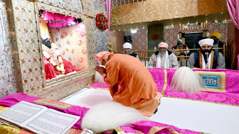 वाराणसी: सीएम योगी ने रविदास मंदिर में टेका मत्था, किया विधिवत पूजन-अर्चन