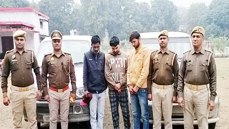 एटा के तीन शातिर चोरों को हरदोई पुलिस ने धर दबोचा, बोलेरो बरामद