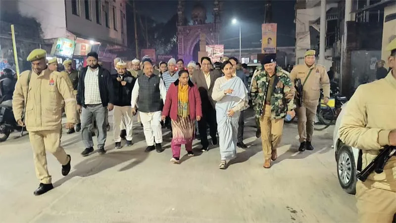 श्रावस्ती: डीएम ने एसपी के साथ की पैदल गश्त, अवैध अतिक्रमणकारियों से कहा- खुद हटा लें अन्यथा होगी सख्त कार्रवाई!