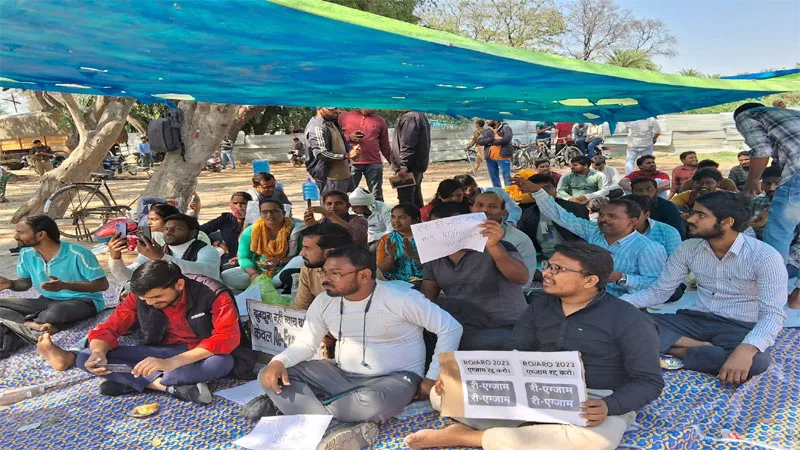 RO-ARO परीक्षा: 5 दिन से धरने पर बैठे छात्रों को अब तक नहीं मिला न्याय, साक्ष्य देने के बाद भी मौन बना आयोग
