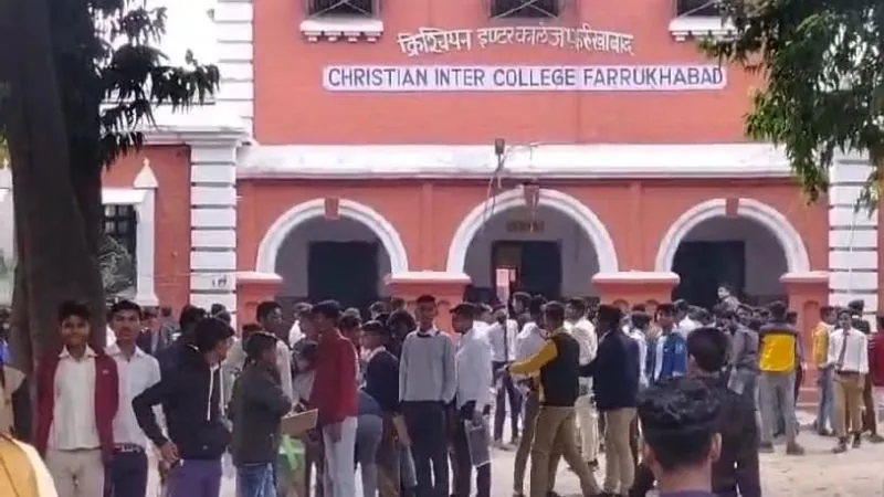 UP Board Exam: प्रथम पाली में गहन तलाशी के बाद परीक्षार्थी कर सके केंद्र में प्रवेश...छात्र-छात्राओं में इसलिए मची रही आपाधापी