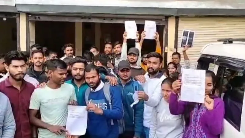 Up Police Exam Paper Leak: फर्रुखाबाद में परीक्षार्थियों ने सांसद के घर का किया घेराव; लगाए ये आरोप... 