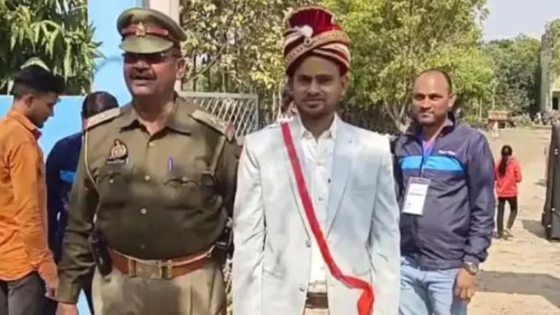 Mahoba: दूल्हा पहुंच गया यूपी पुलिस परीक्षा देने; बाराती करते रहे इंतजार... परीक्षा केंद्र में कुछ ऐसा रहा नजारा... पढ़ें पूरी खबर... 