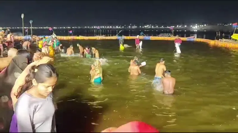 Mauni Amavasya: संगम में उमड़ा जनसैलाब, लाखों श्रद्धालुओं ने लगाई अस्था की डुबकी, सरकार ने हेलीकॉप्टर से कराई पुष्प वर्षा