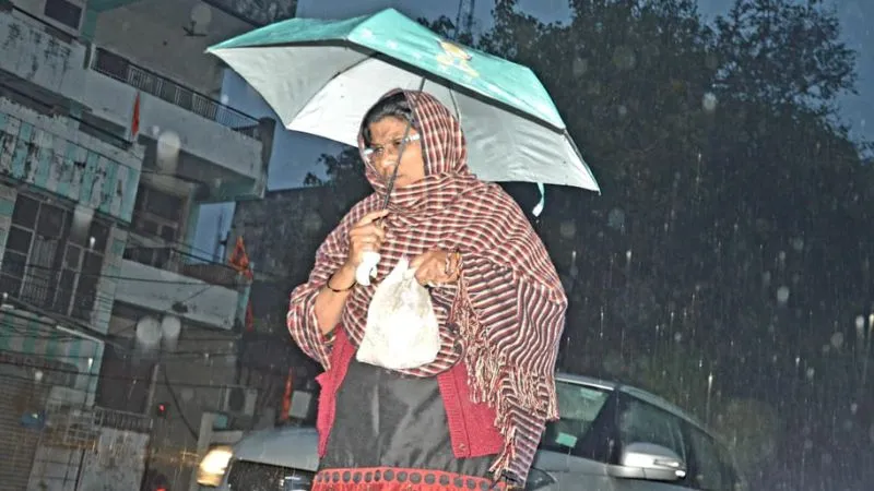 Weather Forecast Kanpur: बारिश ने और बढ़ाई ठिठुरन... बाजारों में छाया सन्नाटा, मौसम विभाग ने जताई ये संभावना