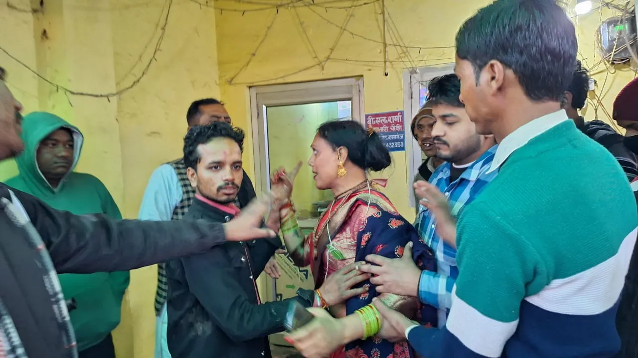 कासगंज: निर्धन कन्याओं के विवाह कार्यक्रम में अराजक तत्वों ने किया पथराव, बारातियों के साथ की मारपीट