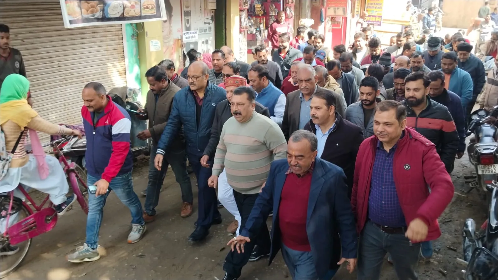 Shahjahanpur News: अनियोजित खुदाई से आफत, निजात दिलाने को लेकर सड़क पर उतरे व्यापारी