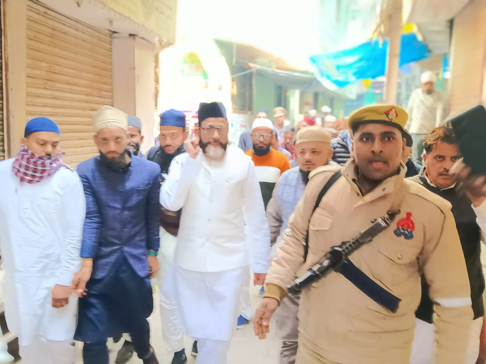 Bareilly News: अपने समर्थको के साथ मौलाना तौकीर रजा ने अदा की नमाज, भारी पुलिस बल रहा तैनात