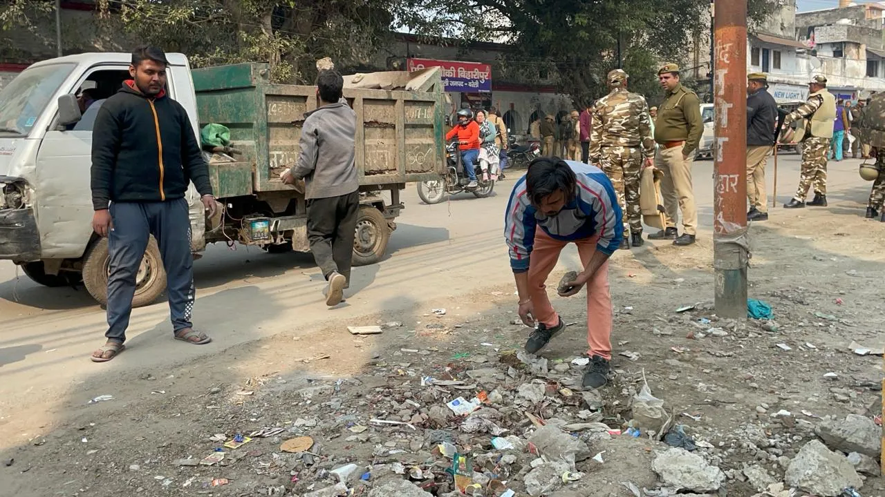 Bareilly News: हल्द्वानी से सबक लेकर सड़कों से पत्थर हटवा रही बरेली पुलिस, मौलाना तौकीर रजा के आवास पर भी भारी सुरक्षा
