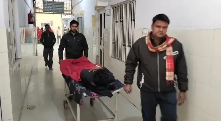 पीलीभीत: वार्ड ब्यॉय फरमा रहे आराम, तीमारदार खींच रहे मरीजों का स्ट्रेचर  