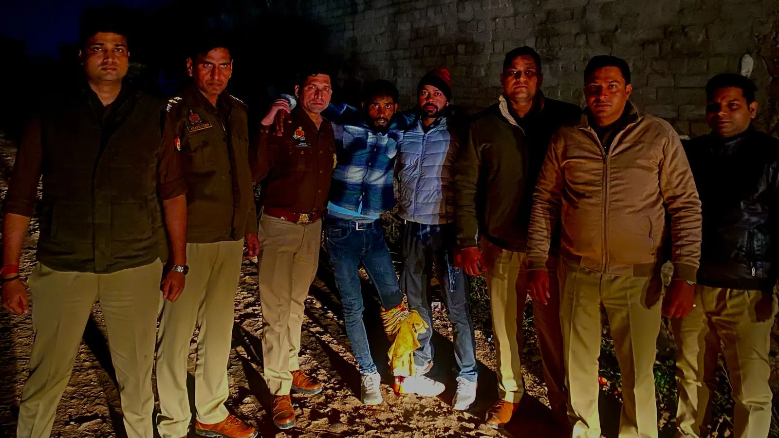 Agra News: पुलिस ने मुठभेड़ में पकड़ा शातिर वाहन चोरों का गैंग, एक के पैर में लगी गोली
