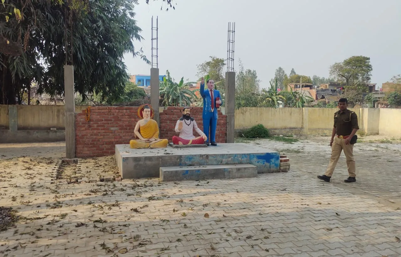लखीमपुर-खीरी: विवादित जमीन पर आंबेडकर प्रतिमा रखने पर दो पक्ष भिड़े, तनाव