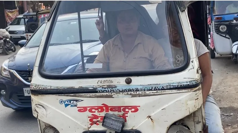 ई-रिक्शा चलाकर परिवार को संभाल रही बरेली की ये बेटी, मुश्किल वक्त में बनी अपनों का सहारा
