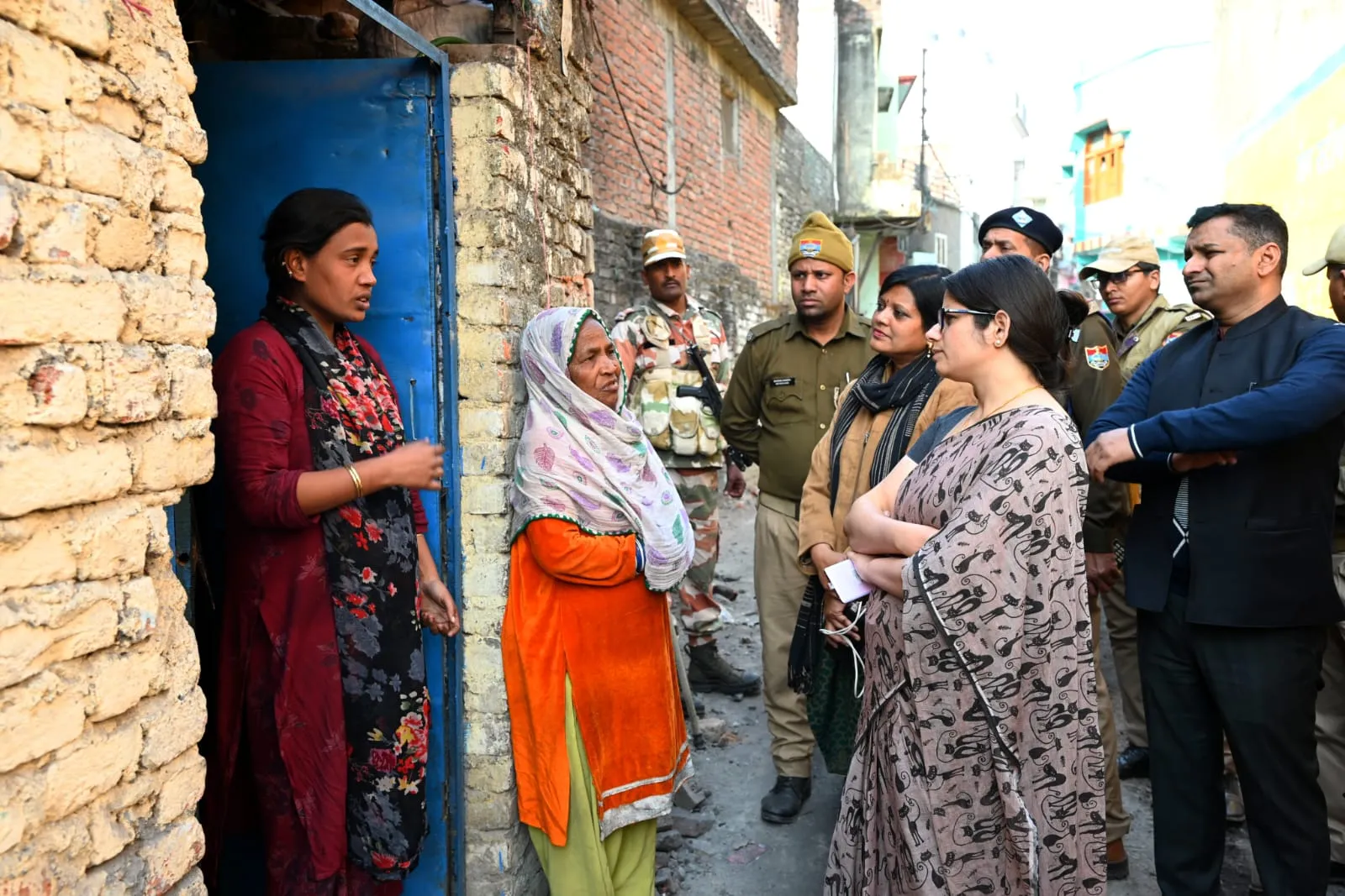 हल्द्वानी: कर्फ्यूग्रस्त बनभूलपुरा पहुंचीं डीएम, लोगों से की बातचीत