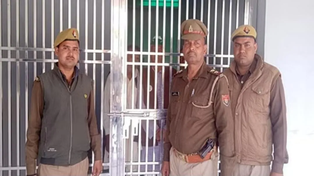 भारत बंद: मथुरा में किसान नेताओं ने जैसे ही किया टोल फ्री का ऐलान, पुलिस ने घेर कर किए नजरबंद