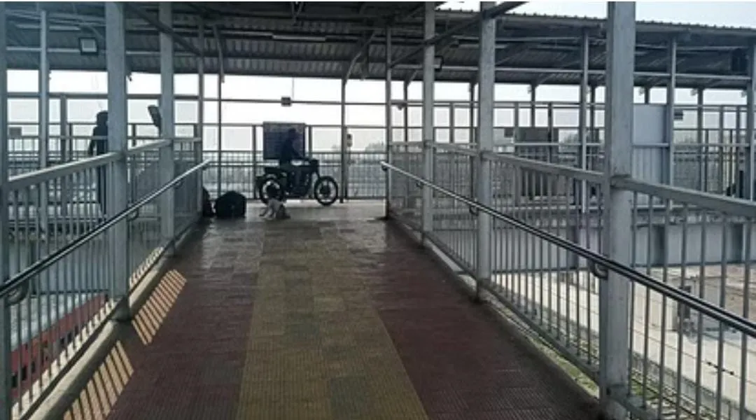 मथुरा जंक्शन के फुट ओवरब्रिज पर दौड़ी बुलेट, नजर नहीं आए सुरक्षा कर्मी