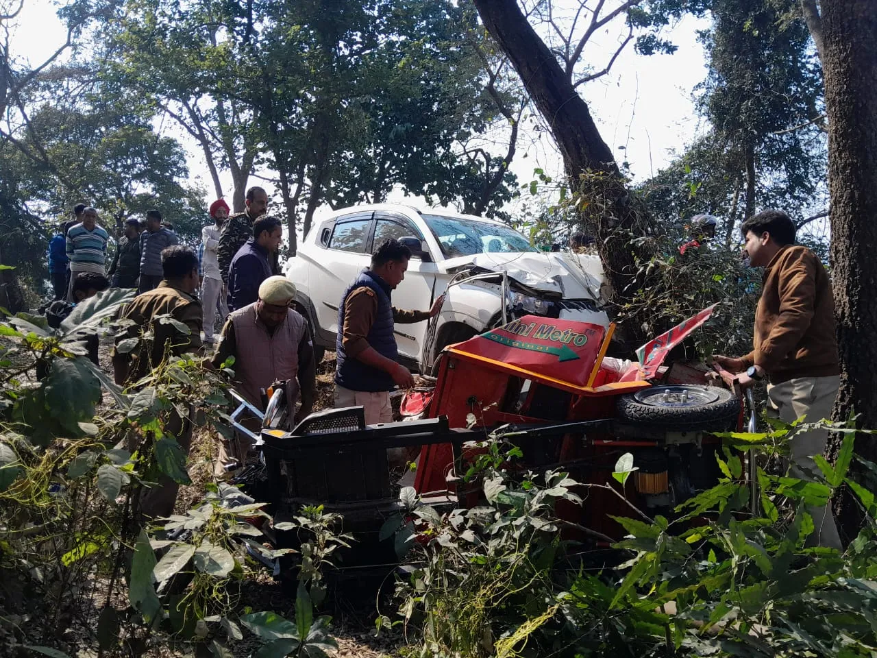 पीलीभीत: हाईवे पर तेज रफ्तार ने ली दो और जान..कार ने ई-रिक्शा में मारी टक्कर तो अनियंत्रित होकर पलटी सरिया लदी ट्रैक्टर ट्रॉली